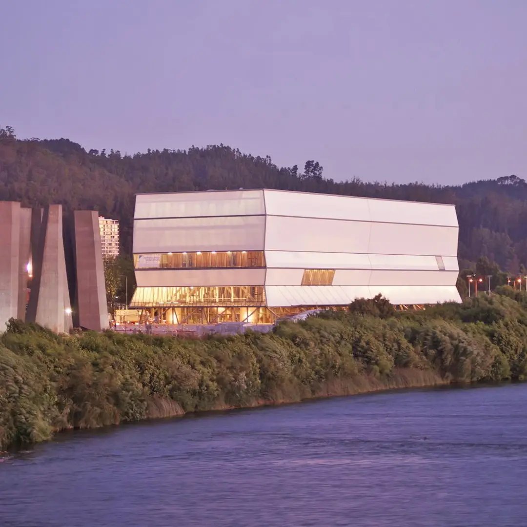 Edificio con arquitectura textil y fachada de membrana tensada