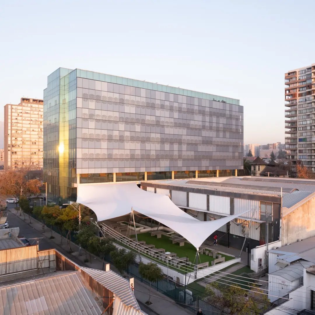 Tensoestructura para cubierta de patio en edificio institucional