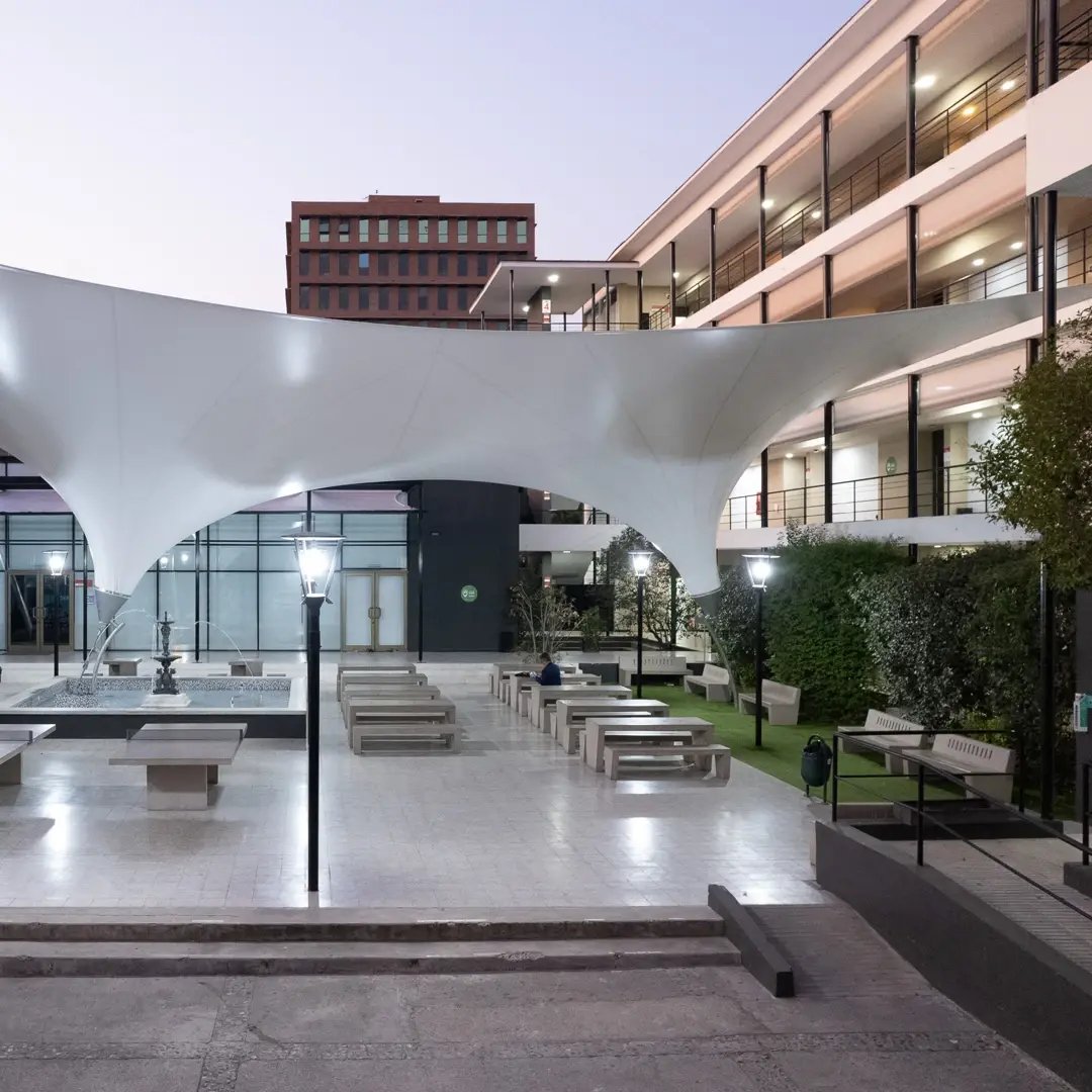 tensoestructura-patio-edificio-institucional-cubierta-1