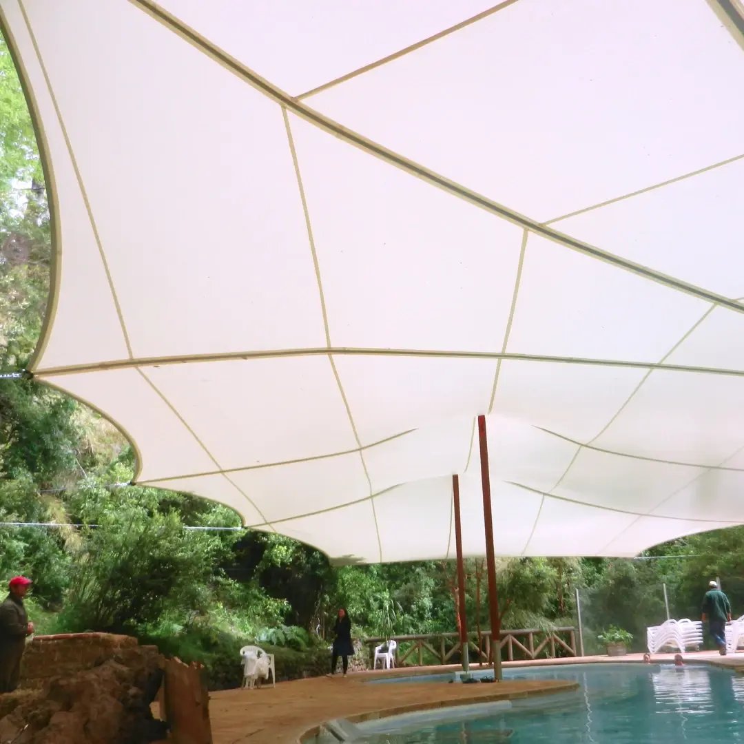 Tensoestructura para cubierta de piscina y zona de descanso